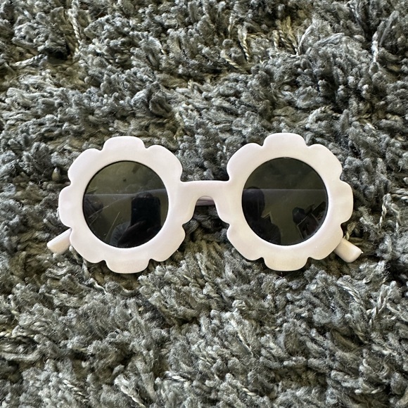 Little Lass Floral Overall Skort with Tshirt and Sunglasses, size 5 - Picture 8 of 8